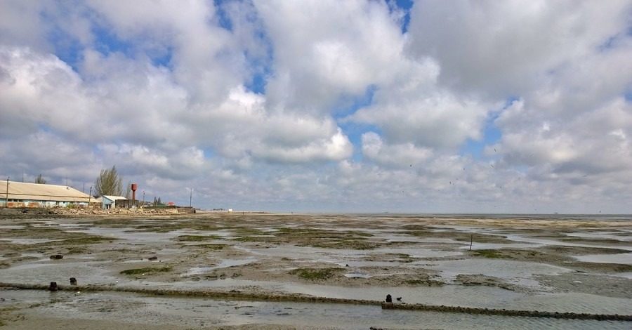 Азовське море у Маріуполі на сотні метрів відійшло від берега: відео