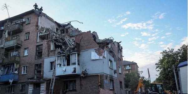 РФ знову завдала ударів по Харкову: зруйновано багатоповерхівку