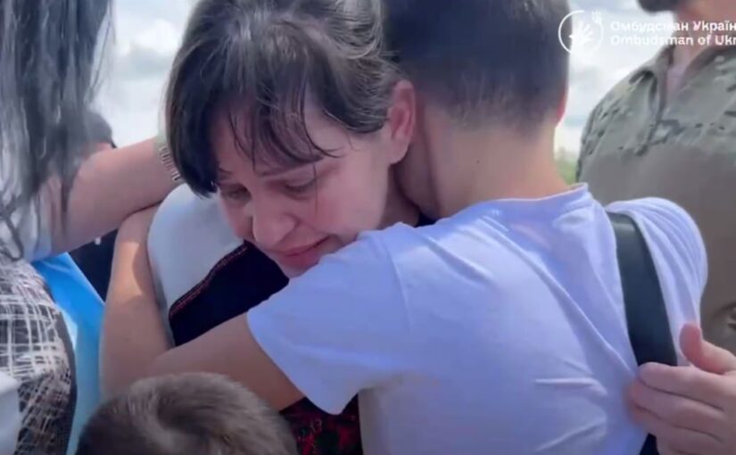 Омбудсман показав зворушливі кадри возз’єднання мами-військовополоненої із сином ➤ Prozoro.net.ua