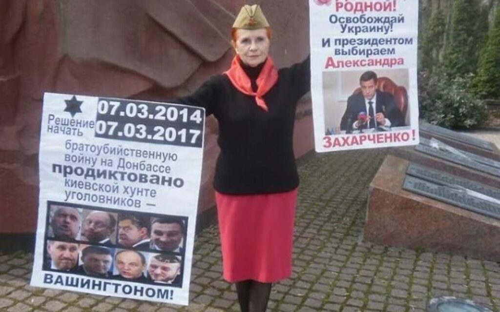 Пенсіонерка у Києві вдяглась у радянську форму та прийшла до парку 
