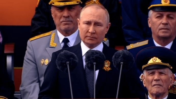 Почему некоторые военные не отдали Путину честь на параде (видео)