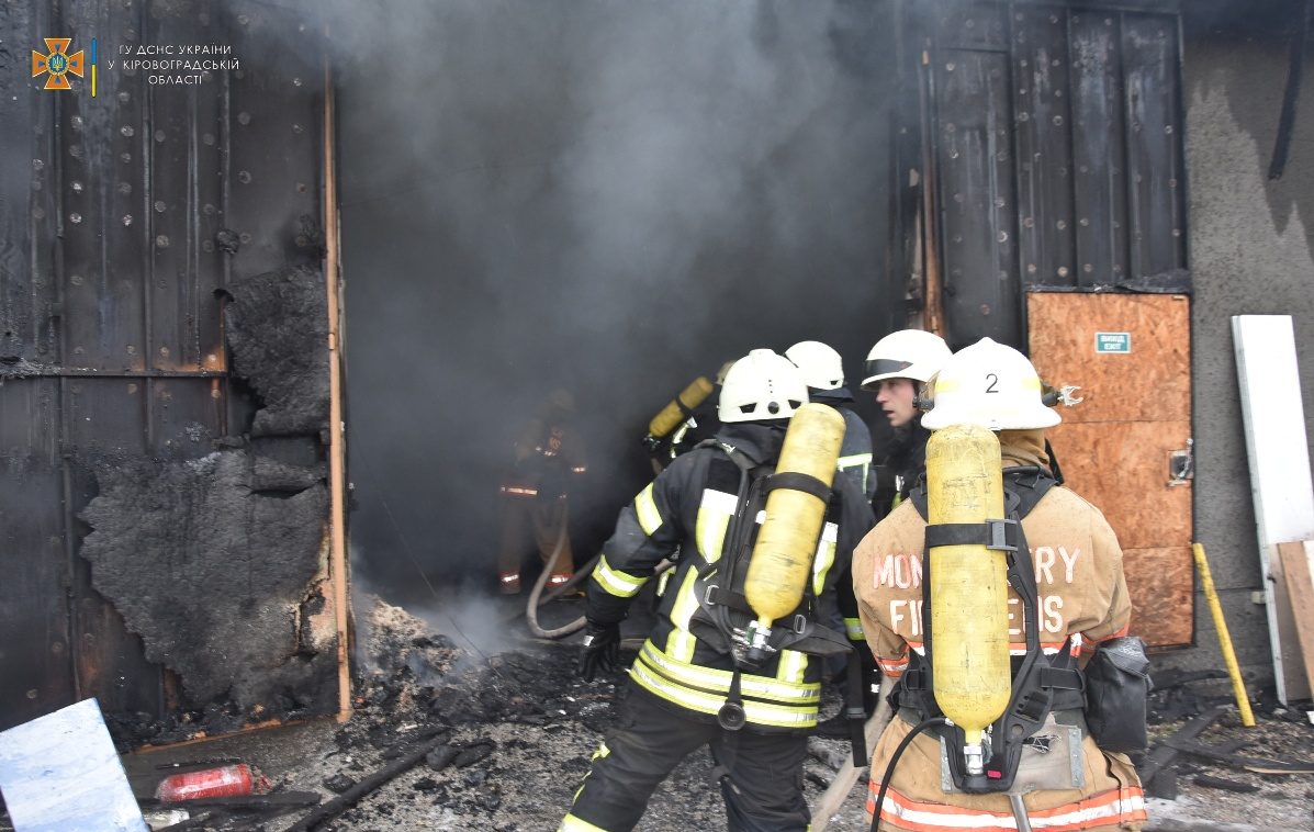 У Кропивницькому пожежа на “Хімрезерві”: місто в отруйному диму 