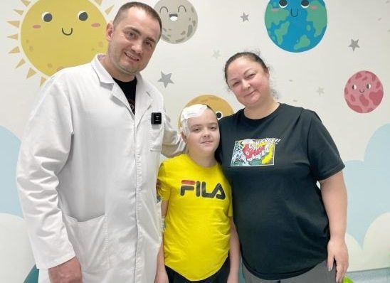 Осколок в мозгу: хирурги спасли попавшего под обстрел РФ мальчика