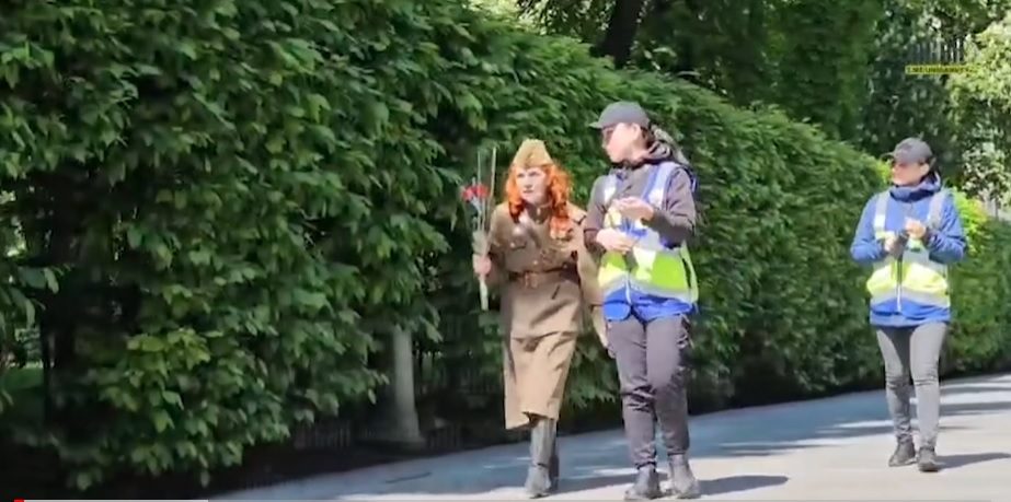 Пенсіонерка у Києві вдяглась у радянську форму та прийшла до парку 