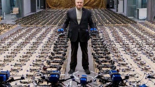 Стало известно, куда Порошенко привез две тысячи дронов