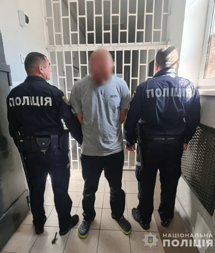 На Закарпатті при перевірці документів чоловік стріляв у поліціянта