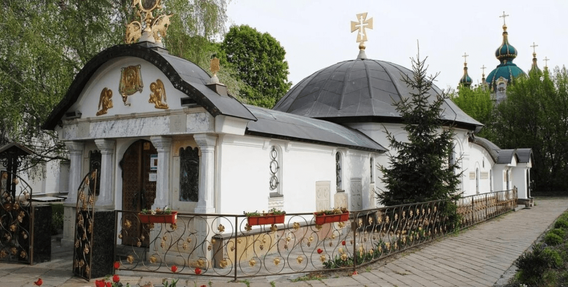 У Києві знесли незаконний “храм-МАФ” УПЦ МП біля Десятинної церкви