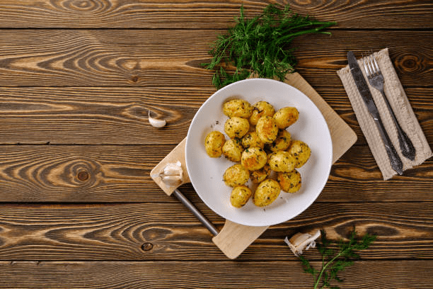 Рецепт молодої картоплі з травами та часником у духовці