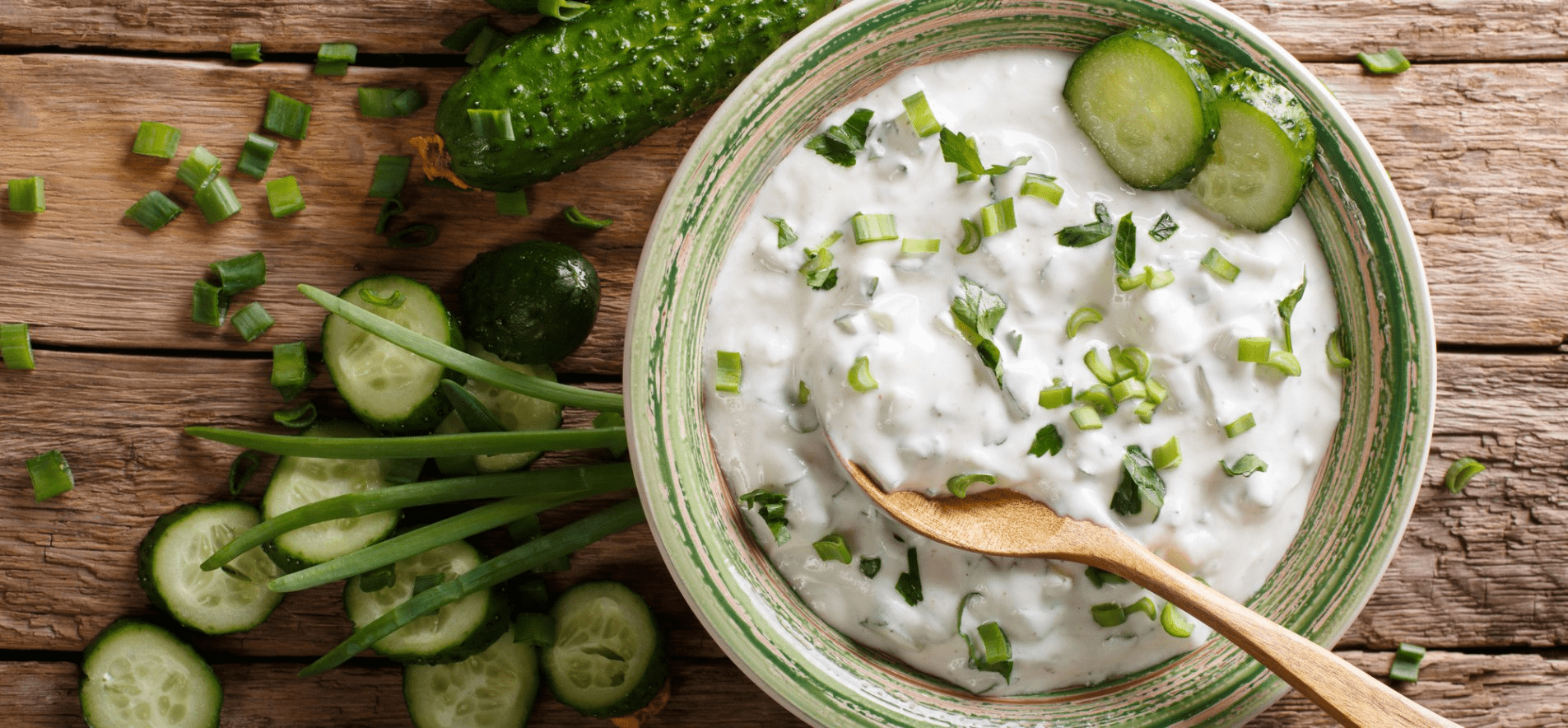 Рецепт освіжаючого соусу з йогурту з огірком та часником