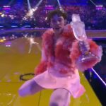 Победитель “Евровидения” Nemo разбил кубок прямо на сцене (видео) ➤ Prozoro.net.ua