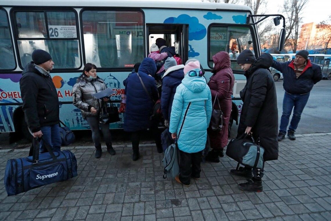 Небо здригалося: кадри евакуації людей з прикордоння на Харківщині 