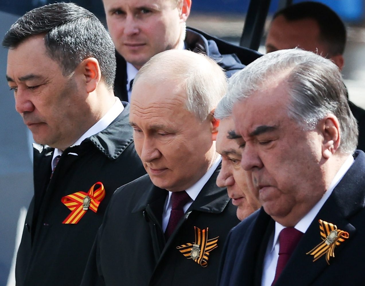В России устроили шабаш по случаю 9 мая: кто прибыл на парад