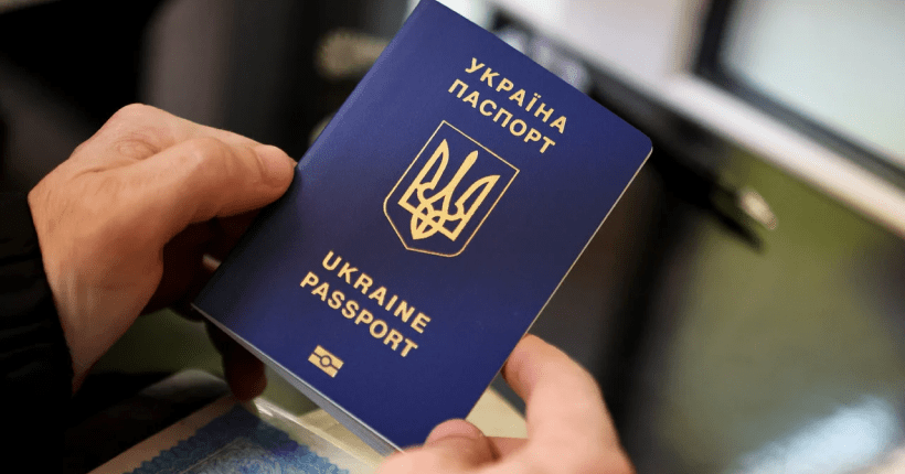 Украинцам за границей снова выдают паспорта