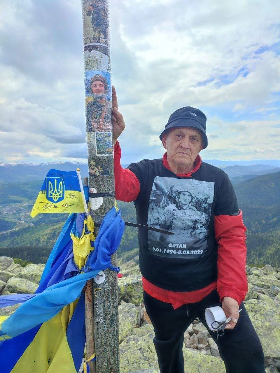 Батько загиблого захисника Маріуполя піднявся на гору Хом’як: фото