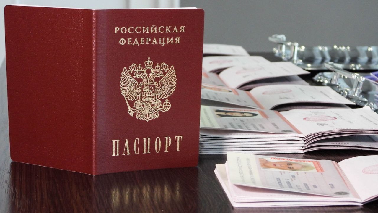 Оккупанты угрожают забирать младенцев у женщин без паспортов РФ