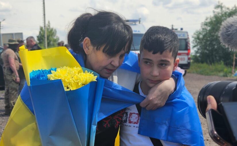 Розлука довжиною понад 2 роки: зворушливі кадри возз’єднання мами-військовополоненої із сином ➤ Prozoro.net.ua