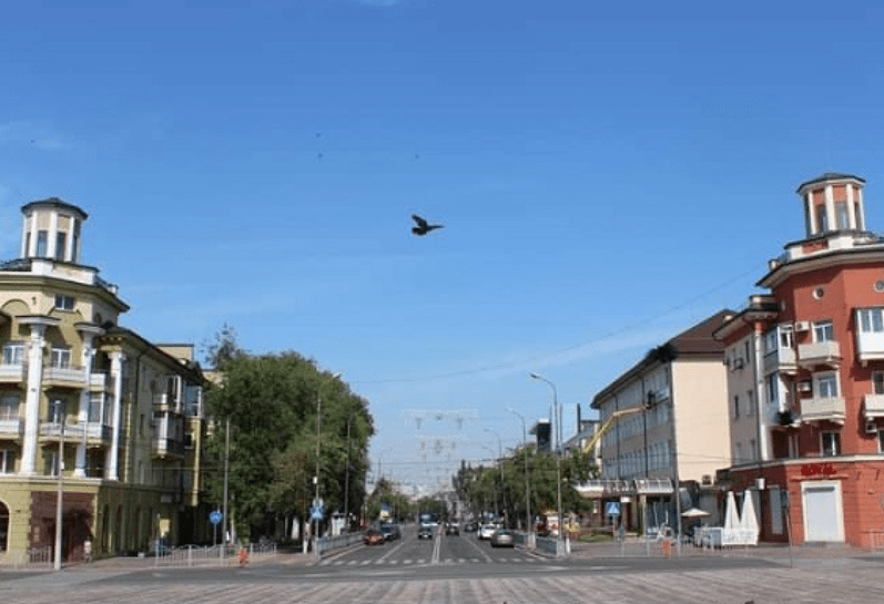 Окупанти русифікують Маріуполь та масово звозять мігрантів