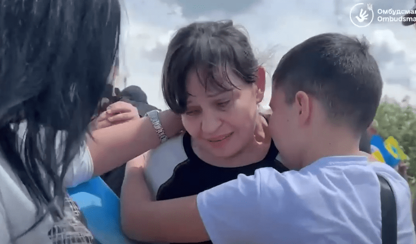 Омбудсмен показал трогательные кадры воссоединения военнопленной мамы с сыном