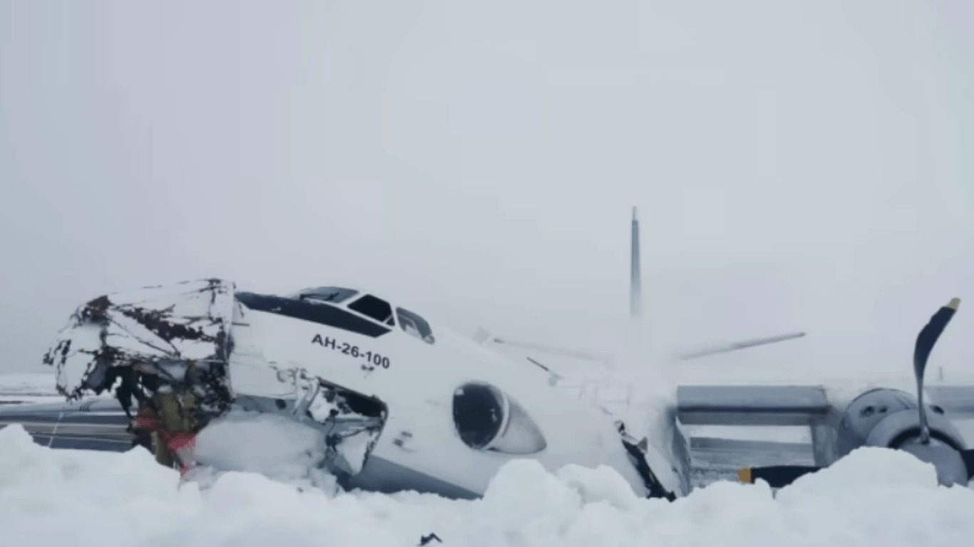 В РФ самолет с пассажирами во время посадки разломился пополам