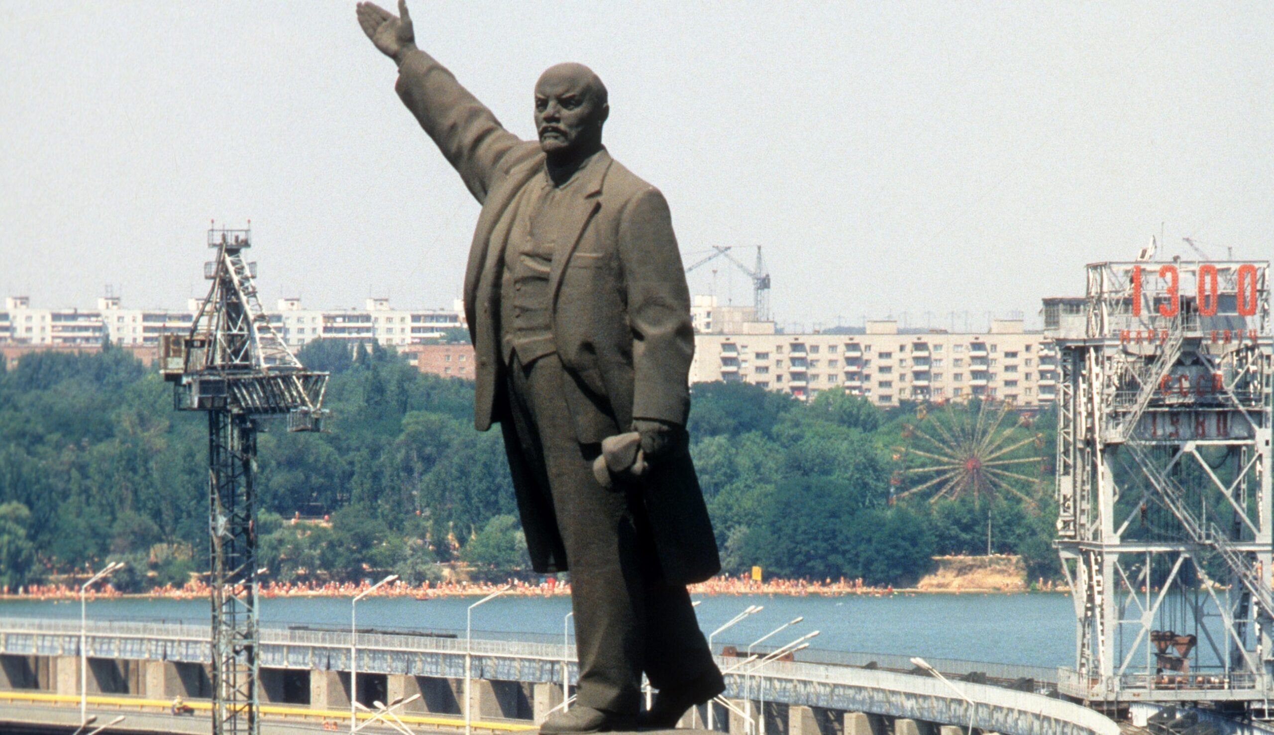 В Запорожье выставили на продажу самый большой памятник Ленину в Украине