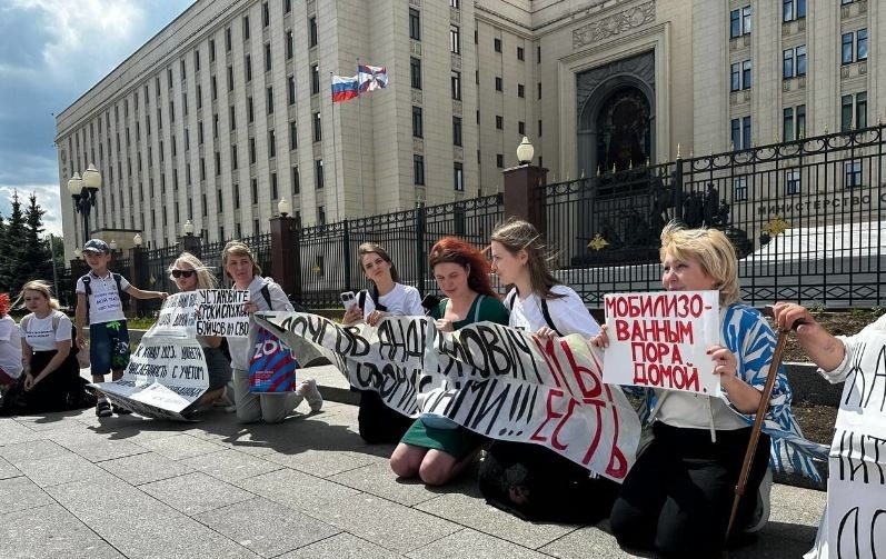 Жены мобиков встали на колени перед Минобороны: что требуют ➤ Prozoro.net.ua
