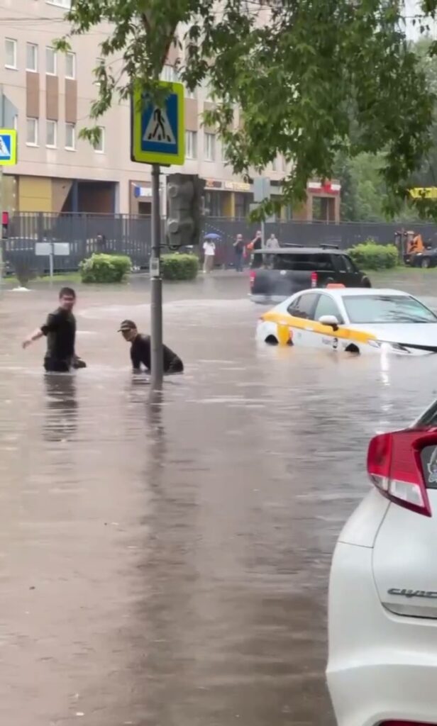 Вода текла з розеток та люстр: нечувана злива затопила Москву (фото)