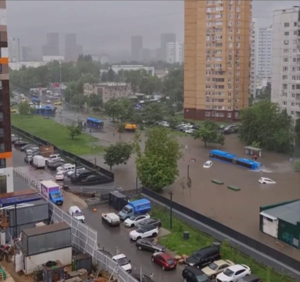 Вода текла з розеток та люстр: нечувана злива затопила Москву (фото)