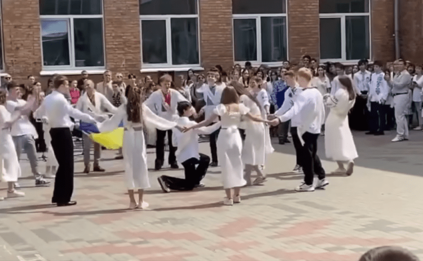 В Черкассах во время праздника последнего звонка школьник признался в любви – видео ➤ Prozoro.net.ua
