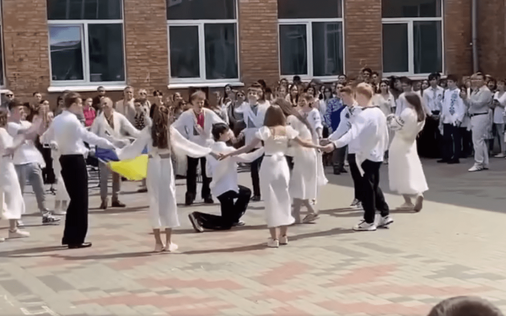 У Черкасах під час свята останнього дзвоника школяр освідчився коханій – відео