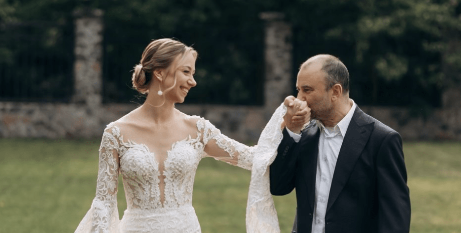 Віктор Павлік одружився з молодшою на 30 років блогеркою