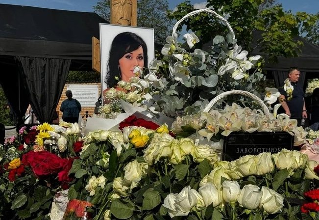 Несмотря на запрет семьи: открытый гроб с телом Заворотнюк попал на видео