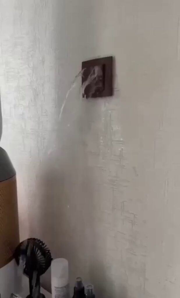 Вода текла з розеток та люстр: нечувана злива затопила Москву (фото)