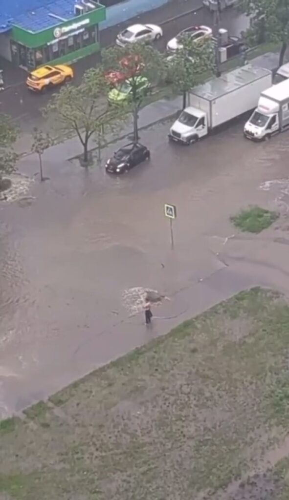 Вода текла з розеток та люстр: нечувана злива затопила Москву (фото)
