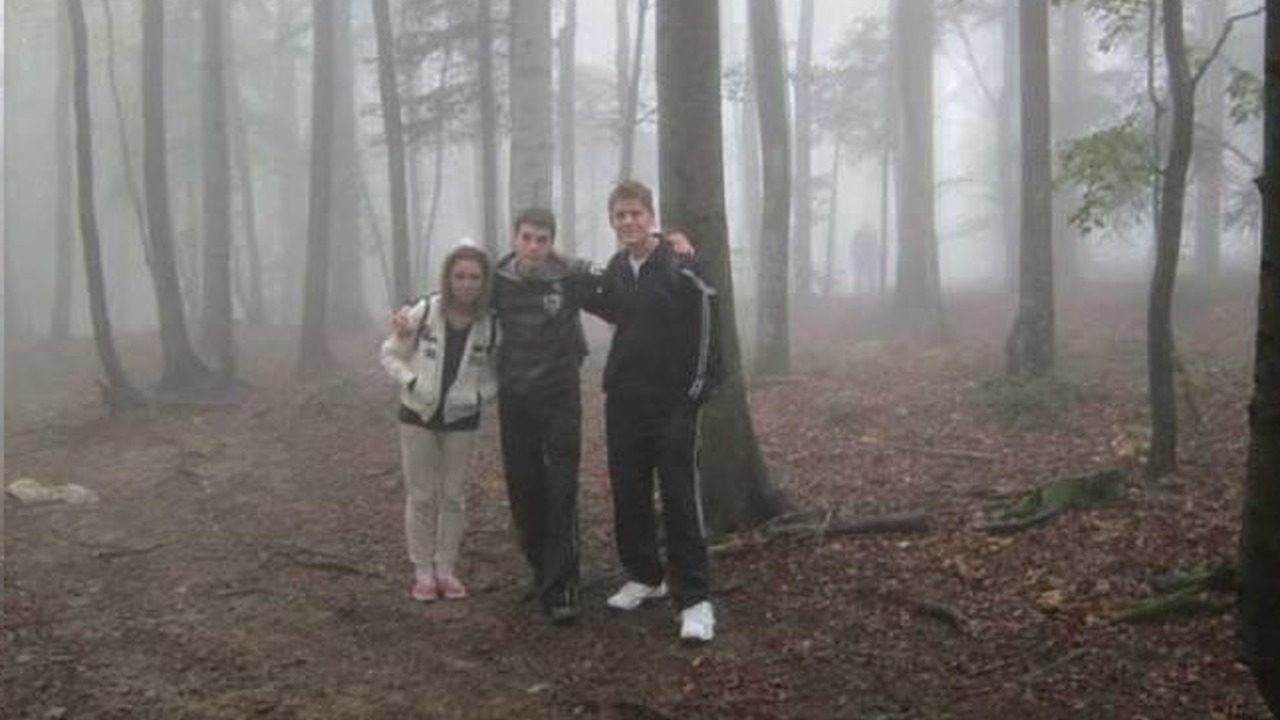 Подростки сделали фото в лесу: присмотревшись, они обалдели