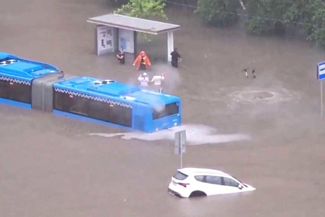 Вода текла з розеток та люстр: нечувана злива затопила Москву (фото)