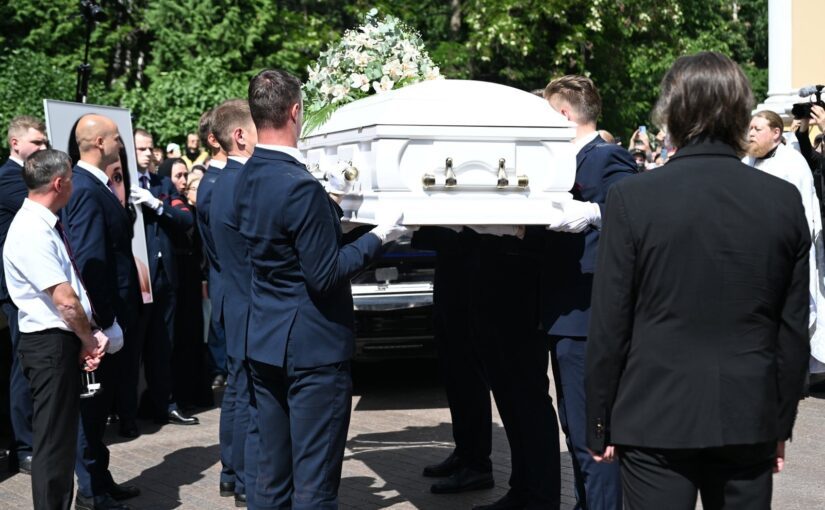 Несмотря на запрет семьи: открытый гроб с телом Заворотнюк попал на видео ➤ Prozoro.net.ua