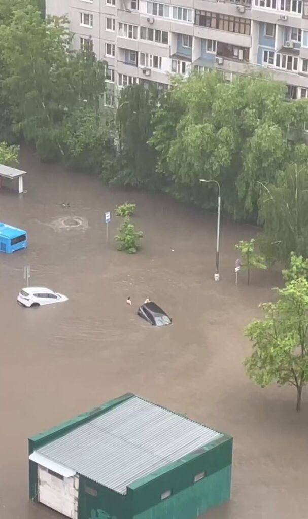 Вода текла з розеток та люстр: нечувана злива затопила Москву (фото)
