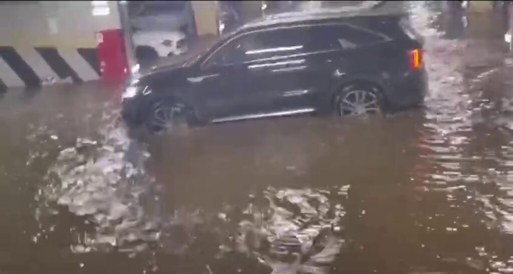 Вода текла з розеток та люстр: нечувана злива затопила Москву (фото)