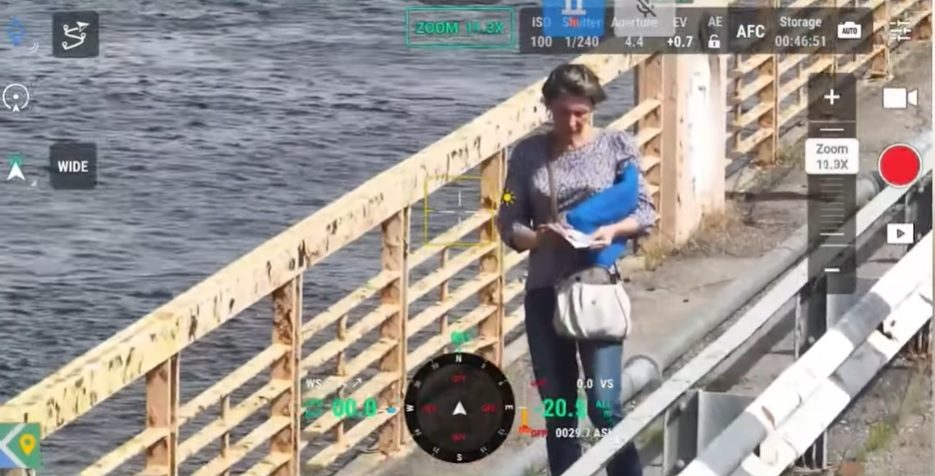 Показала паспорт дрону: украинка вышла из оккупации руинами Антоновского моста (видео)