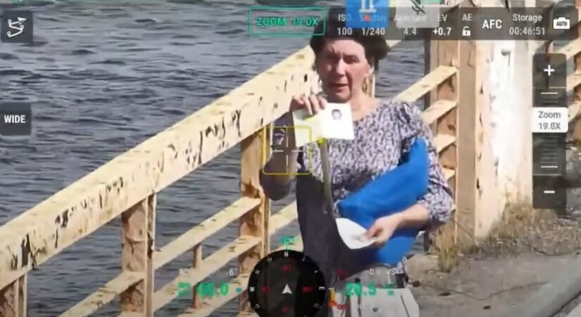 Показала паспорт дрону: украинка вышла из оккупации руинами Антоновского моста (видео) ➤ Prozoro.net.ua