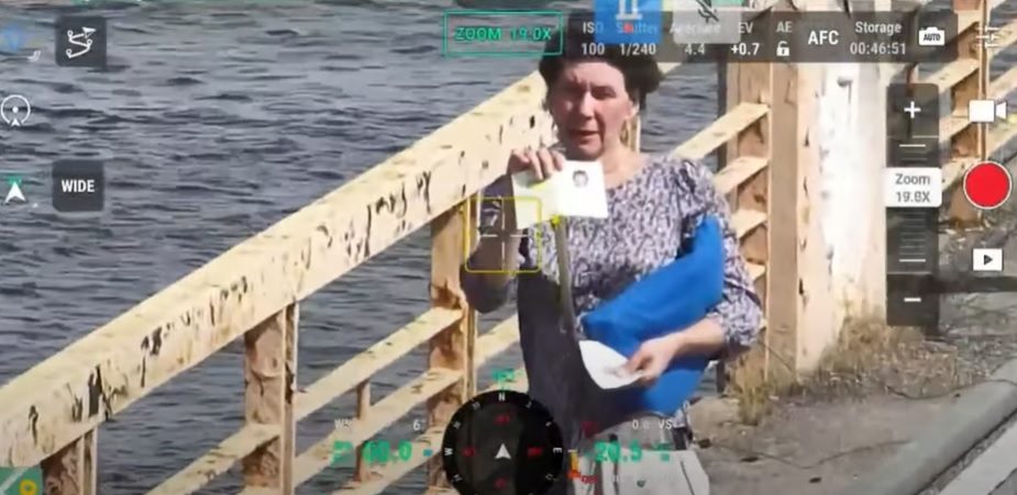Показала паспорт дрону: украинка вышла из оккупации руинами Антоновского моста (видео) ➤ Prozoro.net.ua