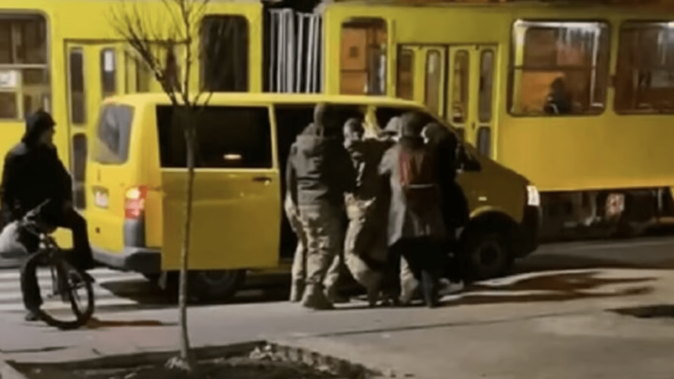 Чи мають право ТЦК “пакувати” в буси та що робити в такому разі — пояснення адвокатки ➤ Prozoro.net.ua