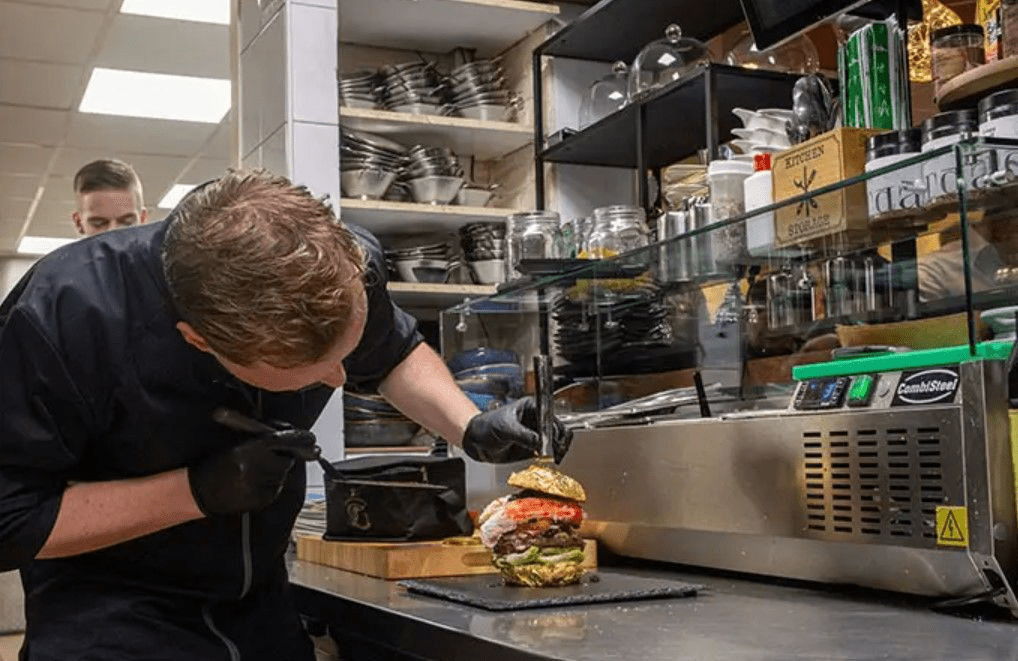Найдорожча страва на планеті: яка вартість гамбургера, вкритого золотом