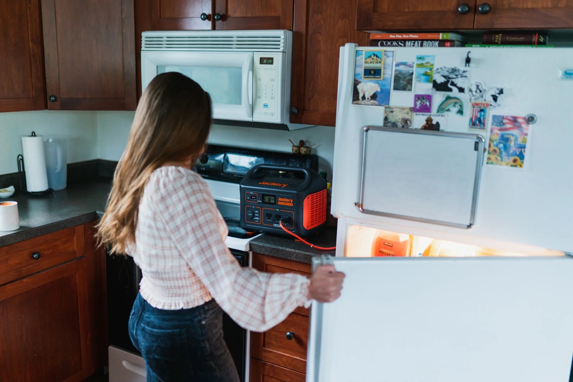 Как защитить холодильник во время отключения света