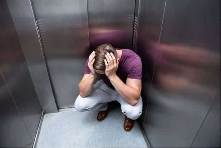 Что делать, если при выключении света застряли в лифте: инструкция