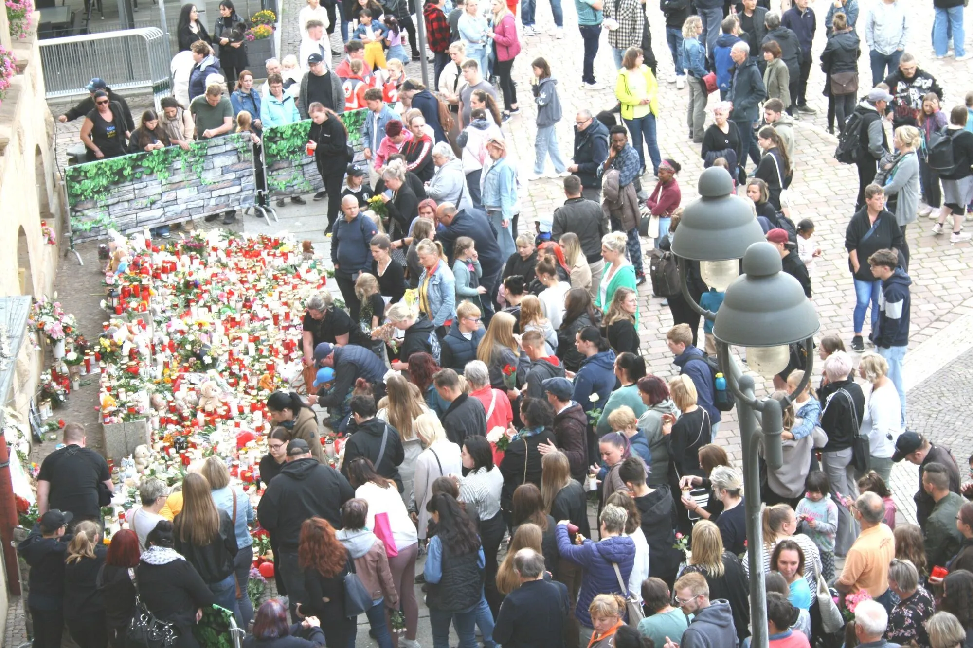 В Германии тысячи человек простились с убитой 9-летней украинкой (фото)