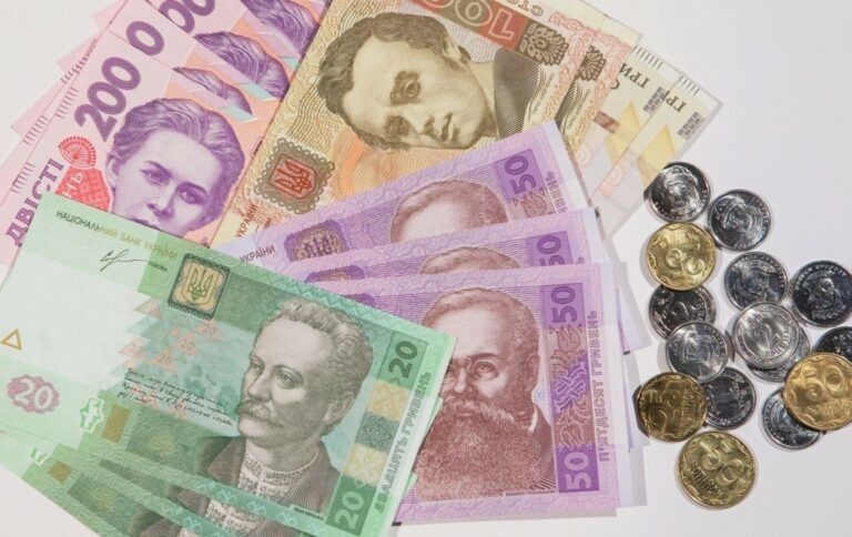 Яку пенсію можна отримати з високою та мінімальною зарплатами