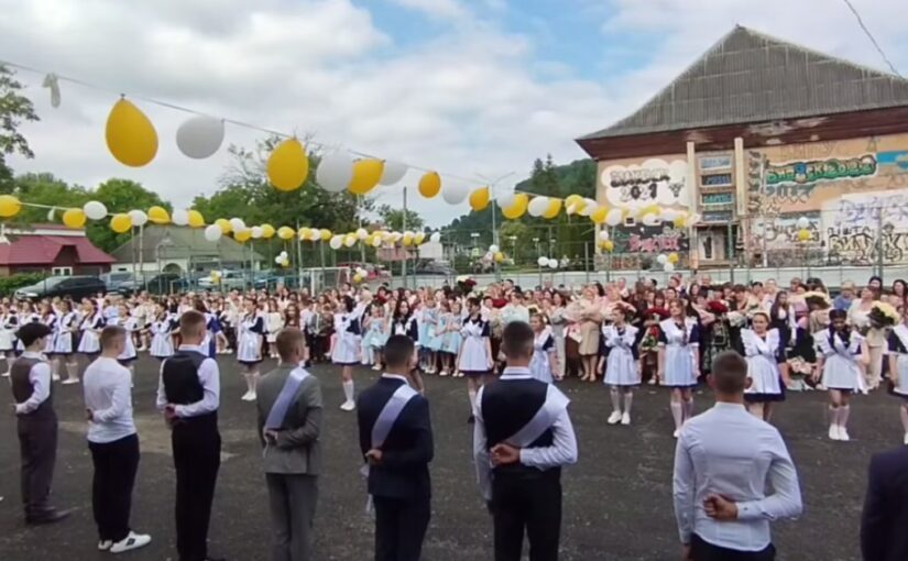 На Закарпатті школярки одягли на випускний “радянську форму”: фото ➤ Prozoro.net.ua