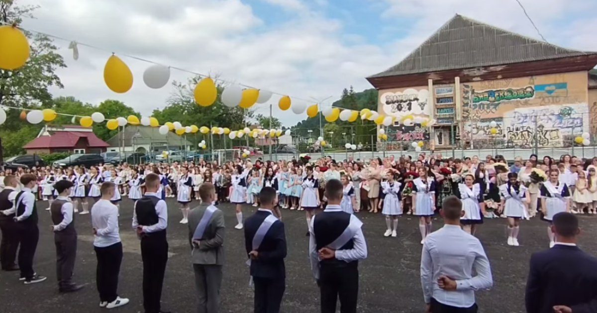 На Закарпатье школьницы надели на выпускную “советскую форму”: фото ➤ Prozoro.net.ua