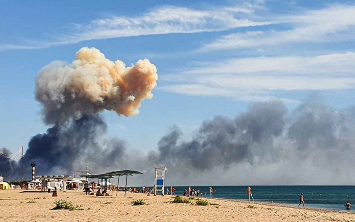 Взрывы в Крыму: российская ПВО обстреляла пляж с людьми